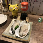 海鮮立呑 牡蠣スタンド - 本日の生ガキ　A:岩手米崎　680円（税込） B:北海道厚岸　850円（税込）