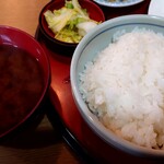 うえむら - 定食の味噌汁、漬物、ご飯
