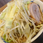 ジャンクガレッジ  - ラーメン（大盛）＋ヤサイ増しショウガトリプル