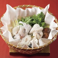 ぴくぴくと動く泳ぎてっちり（とらふぐなべ）