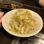 豚焼肉まがり屋 - サムギョプサルと共にオーダーしたうまネギ！
            何と食べてもいい仕事をしてくれる美味しいネギ。
            私はロースに山盛り乗っけて食べるのが好きですね。