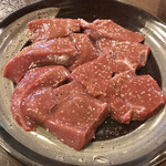 豚焼肉まがり屋 - レバーが美味しいとの前評判から、まず先に
            スタミナ盛り合わせを頼んでいたのですが大正解！
            よく焼きしてもとろけるレバーは本物です。