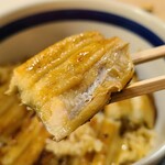 プチ平家 - 器に蓋をして器ごと蒸しているので器が熱い
穴子も温かいし、ご飯もホカホカ
軽く焼いてから軽く蒸している穴子は芳ばしさは無く、薄味ですが「タレつゆだく」なので白ご飯に味が浸透して全体的には濃い味わい