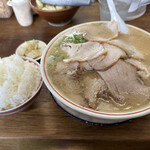 ふくちゃんラーメン - チャーシューメン大盛と、ご飯