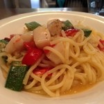 PASTAVOLA - 帆立とヤリイカとオクラのオイルベースパスタ