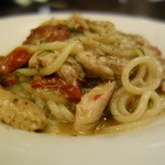 PASTAVOLA - 鮭とドライトマトのオイルベースパスタ