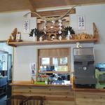 かまや食堂 - 新装の店内　神棚が素晴らしい♪