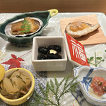 鮨 天使 - 鮑は柔らかくフワッと煮込まれていて、味付けもあっさりと。黒豆は驚くほど柔らかく噛む事なく口の中で崩れゆくほどの下拵えに丁寧さが感じられました。松前漬は数の子は塩抜きが絶妙な加減でお上品な味付け。