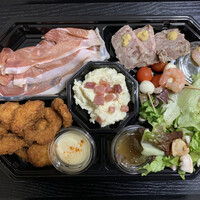 Rico - タパス盛り合わせ（ハーフ）［ハモンセラーノ、イベリコ豚のパテ、トマト&モッツァレラピンチョス、魚介マリネ、タラフリット、イカフリット、ポテトサラダ］