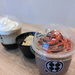 甘味処 鎌倉 - コーヒー味のドリンクとわらび餅のカップと限定の生チョコ味のドリンクです上の赤いのはフリーズドライのいちご