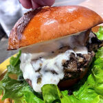グリーディ フォックス バーガー - パティは超粗挽き肉で、厚みもあり、まるでステーキのよう。