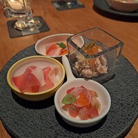 タワーズバー ベロビスト - 【アペタイザー】
                      「あんぽ柿と生ハム
                      」「蟹とマグロ
」
                      「鴨肉とオレンジ
」
                      「スモークサーモンとマスのイクラ添え ディルの香り」ホテルのバーなので、アペタイザーも一流