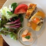 ビストロ　ラグー - ある日の前菜盛り合わせ。右から時計回りに、キッシュ、野菜のテリーヌ、サーモンのムース