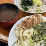 くらよし - 肉つけうどん(手前)と肉冷やしたぬきうどん(奥)