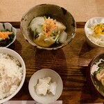 日常茶飯 - 900円税込　破格　お酒なしで夜食事をできる場所なだけでもありがたい。どのお料理もお出しの優しいお味。