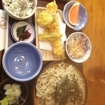 そば処　田中屋 - 食べラからの投稿。
            今週のおすすめ御前。
            穴子天ざるとワカメご飯でした。
            天ぷらはサクサク、ご飯にはシラスが乗っていて、優しいお味でした。