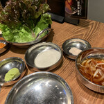 Nanmangogi - 調味料類とサンチュ、おかわりは500円