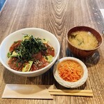 しまカフェ　江のまる - まぐろ・アボカド丼（おみそ汁・ドリンク付き）