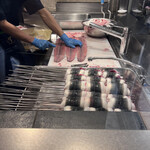 炭焼うな富士 - 入口横で捌いておられるのが見られます