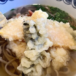 めん処 陣内 - 揚げたての天ぷら。