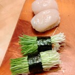 魚がし寿司 - ホタテと芽ネギ握り
