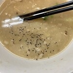 ラーメンエース - ブラックペッパー粗挽き投入