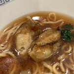 Ko hana - 餡が絡んだ牡蠣がとっても美味しい。またそのタレがラーメンのスープに溶け込んでさらに美味しい！