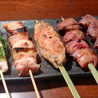 [Yakitori (grilled chicken skewers)] Brand-name chicken, Oyamadori, carefully grilled over Bincho charcoal.