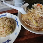 麺恋亭 - スペシャルランチセット（990円）（A）で、チャーハンを選択。（チャーハン来る前に、ラーメンを二口くらい食っちゃったの図）