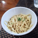 替玉（\100）。替え玉もスープにくぐらせているようです。