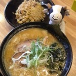 梁山泊 - 味噌ラーメン、半チャーハンセット