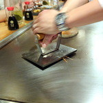 吉祥寺 じゅん粋 - 刺身の海老の頭と尻尾を焼く