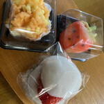 中山製菓舗 - 3ヶ購入　苺上生菓子の中は苺味の白こし餡で激うま〜でした。