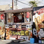 あさりスープの手もみラーメン チャイナポート - 駐車場に元力士仲間のキッチンカー