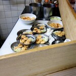 Banrai En - 厨房中にスタンバイされるエビチャーハンの具
