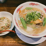 天翔ら～めん - 限定の野菜たっぷりラーメン＋半チャーハン