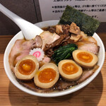 オランダ軒 - "しょうゆチャーシューメン"1,300円♪素晴らしいビジュアルです。