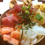 お食事処 大漁 - マグロ、ハマチ、イカ、サーモン、ホタテ。どれもしっかりした お刺身です。さて、この海鮮丼…380円です！素晴らしい！