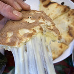 インド料理 レッドローズ - チーズナン（伸びるチーズ）