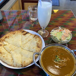 インド料理 レッドローズ - チーズナンセット（チキンカレー、ラッシー）