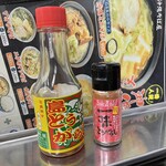 沖縄そば屋 - 調味料はこちら。