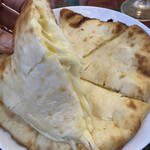 インド料理 レッドローズ - チーズナン（断面）