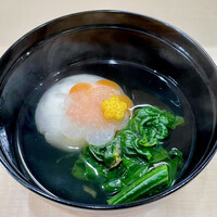 佐とう - お椀。帆立と長芋しんじょう、ちぢみ法蓮草、紅白梅。帆立しんじょうは角切りの長芋が入っていて食感が楽しめます。