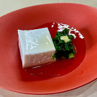 佐とう - 先付けは胡麻豆腐、菜花、芥子。お出汁のジュレが上品です。