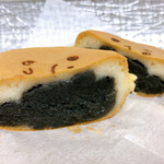 こうまつや もっちり庵 - 断面～♪ 焙煎黒ゴマこしあーーーん