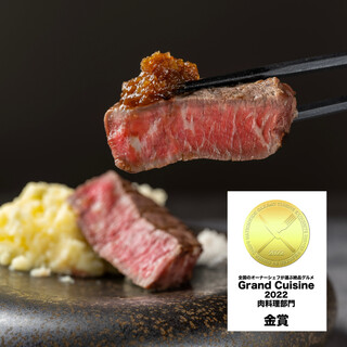 The lava-grilled Steak made with the legendary Japanese beef “Tosa Akaushi” is a must-try.