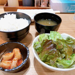 Yoshikawa Horumon - ごはん、スープ、キムチ、サラダも食べ放題（たまたまかもしれませんが、ご飯がべっちゃべちゃでビックリ^^; 水加減まちがえた？）