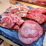 Yoshikawa Horumon - ランチ食べ放題「上」お肉4種盛り