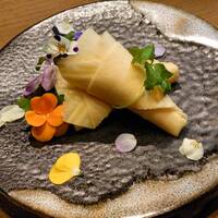 彩りも鮮やかな食べれるブーケ　チキンとポークの香草ブーケ仕立て