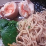 半熟味玉と中細ウェーブ麺
